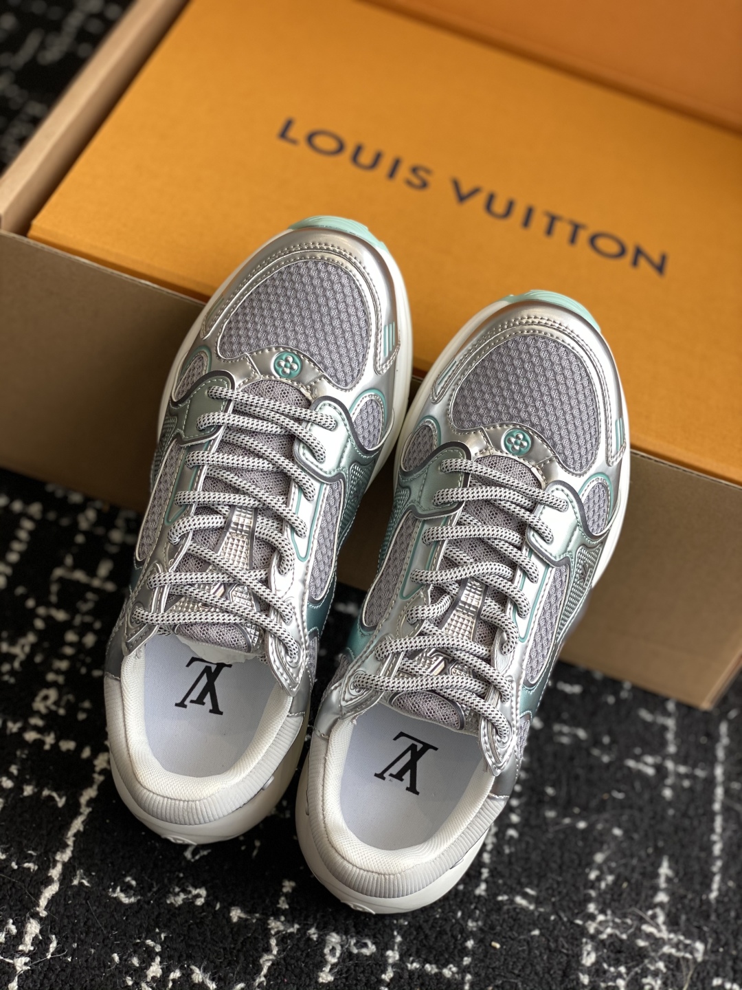 东莞代购级（官网同步✈️盒包装）
LV louis vuitton Olympia 运动鞋融合网格面料与