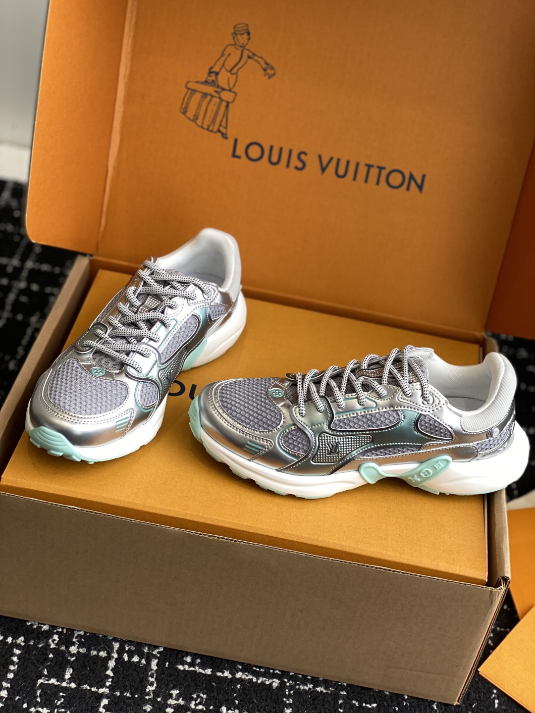 东莞代购级（官网同步✈️盒包装）
LV louis vuitton Olympia 运动鞋融合网格面料与