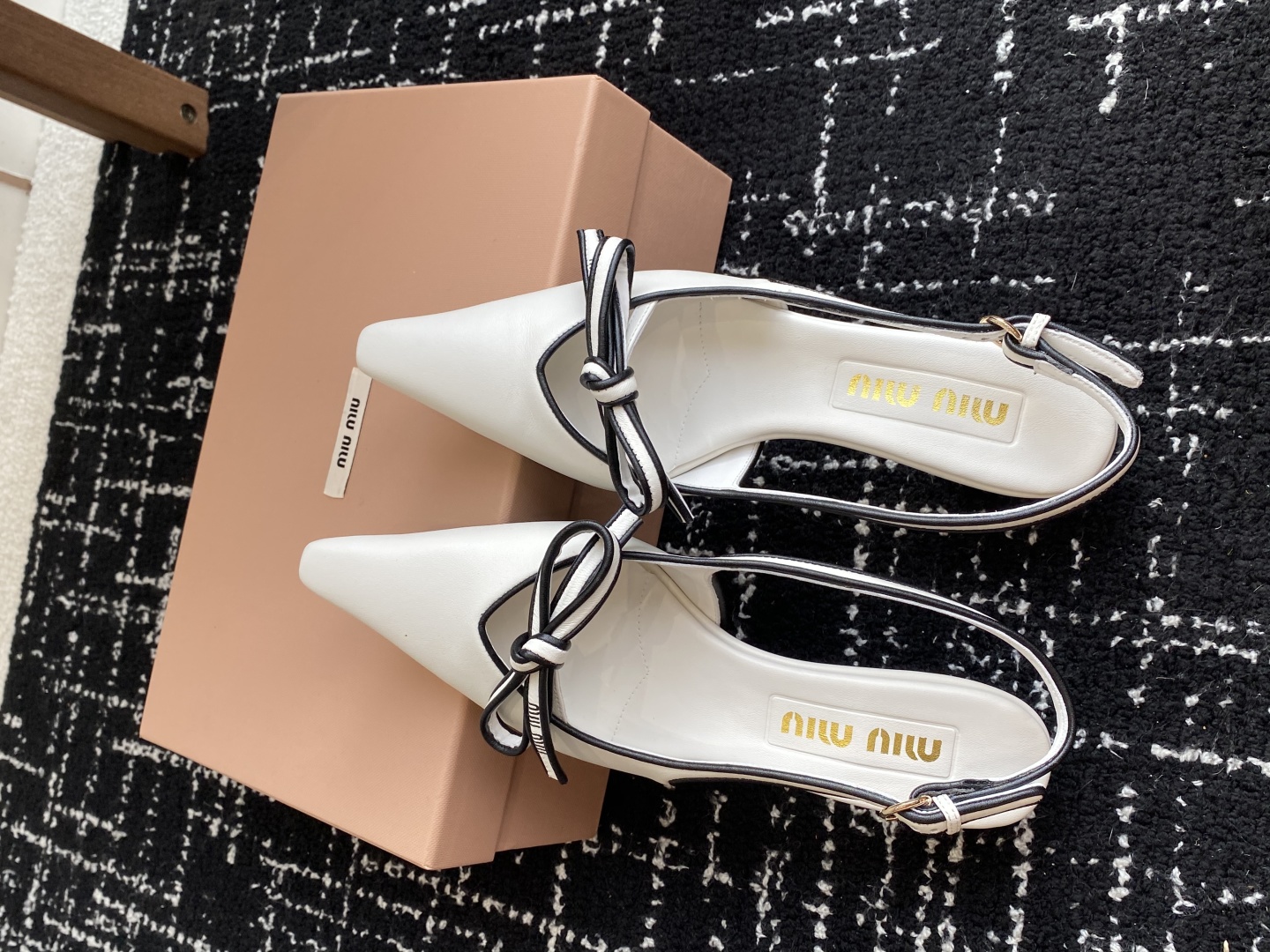 代购级
Miu Miu 缪缪 25春夏新款复古高跟凉鞋！

春夏清新配色曲线优美，小猫跟后空凉鞋  日常