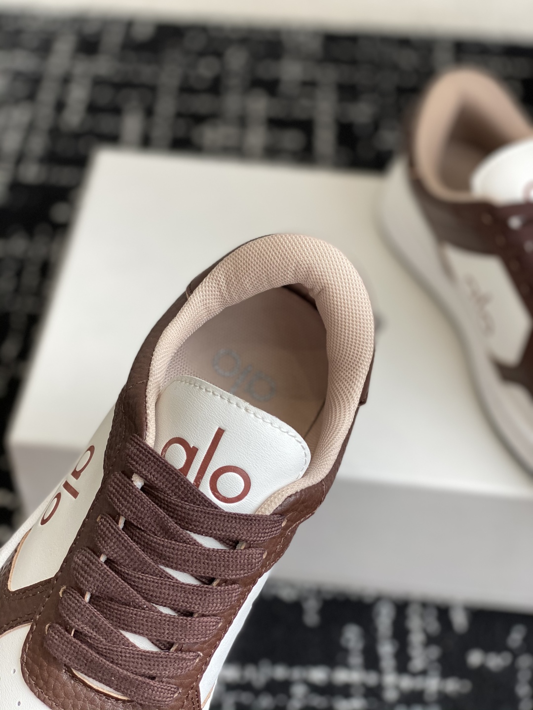 代购级
alo25ss 春夏新款 拼色小白鞋厚底舒适休闲款

alo比耐克更懂女生！上脚超级百搭！而且超