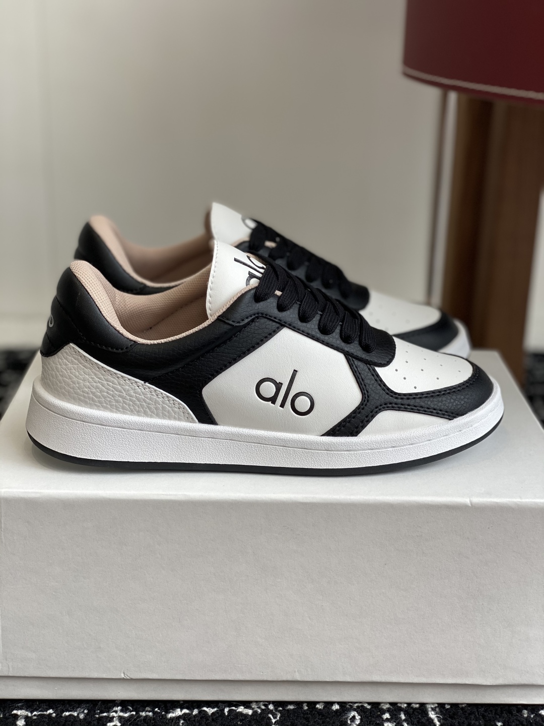 代购级
alo25ss 春夏新款 拼色小白鞋厚底舒适休闲款

alo比耐克更懂女生！上脚超级百搭！而且超