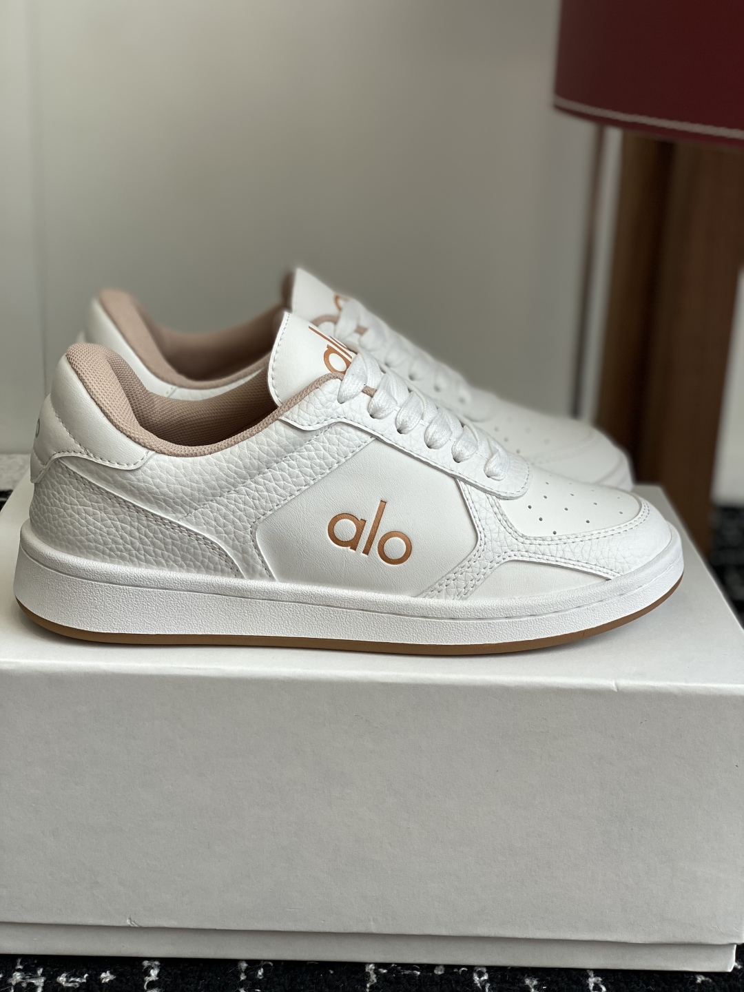 代购级
alo25ss 春夏新款 拼色小白鞋厚底舒适休闲款

alo比耐克更懂女生！上脚超级百搭！而且超