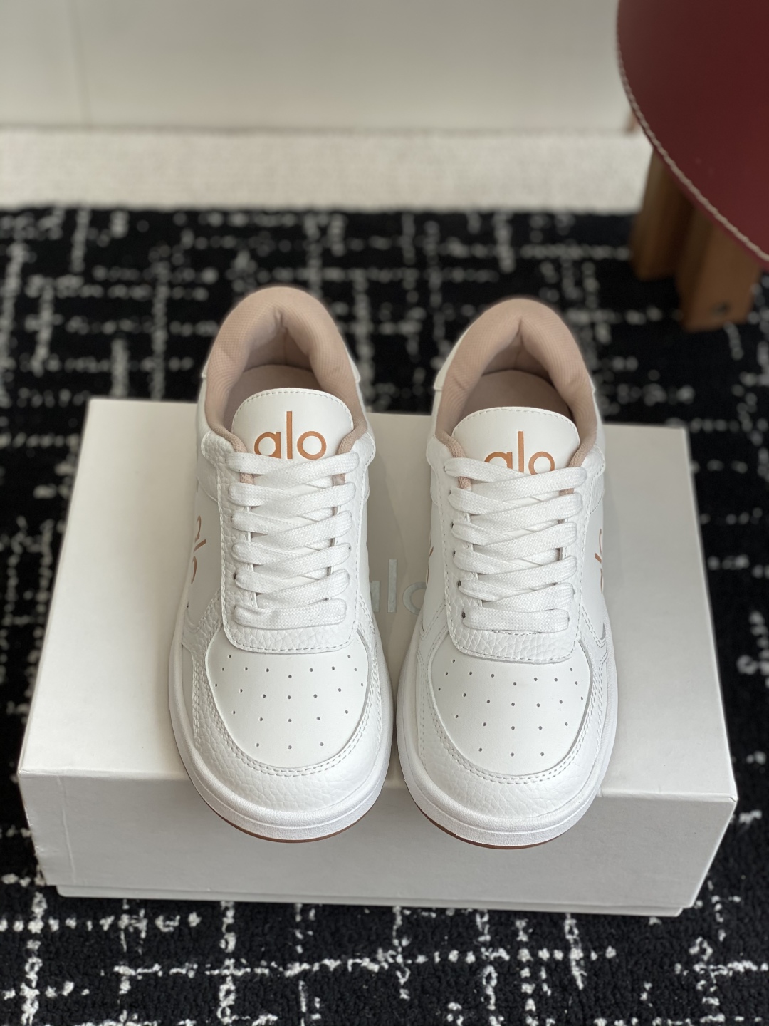 代购级
alo25ss 春夏新款 拼色小白鞋厚底舒适休闲款

alo比耐克更懂女生！上脚超级百搭！而且超