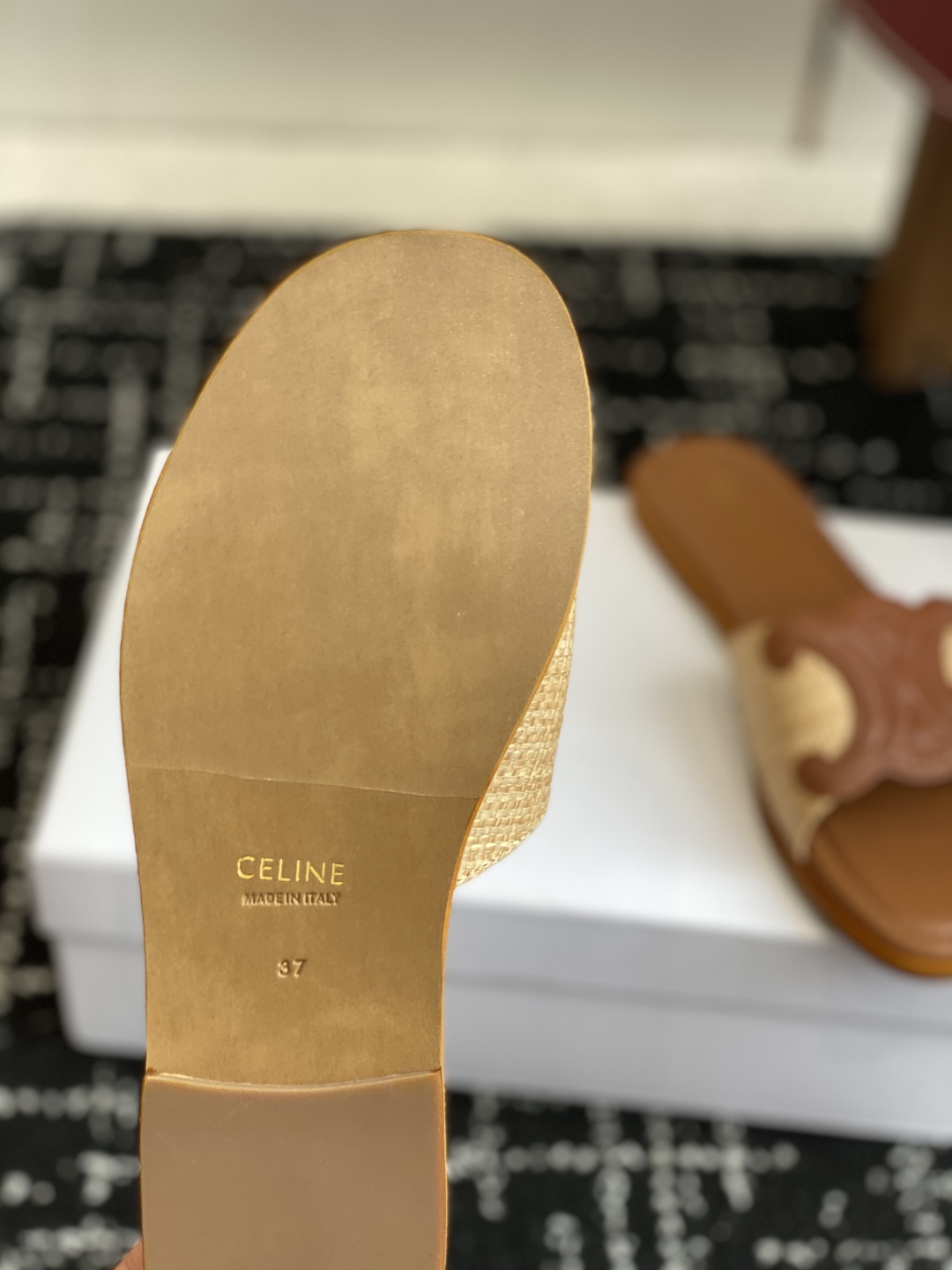 代购级
CELINE塞琳 25ss 春夏新款拖鞋 凯旋门英伦风平底微标拖鞋

简约大气时髦 耐看不过时 