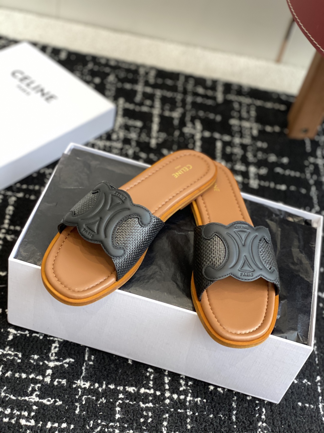 代购级
CELINE塞琳 25ss 春夏新款拖鞋 凯旋门英伦风平底微标拖鞋

简约大气时髦 耐看不过时 