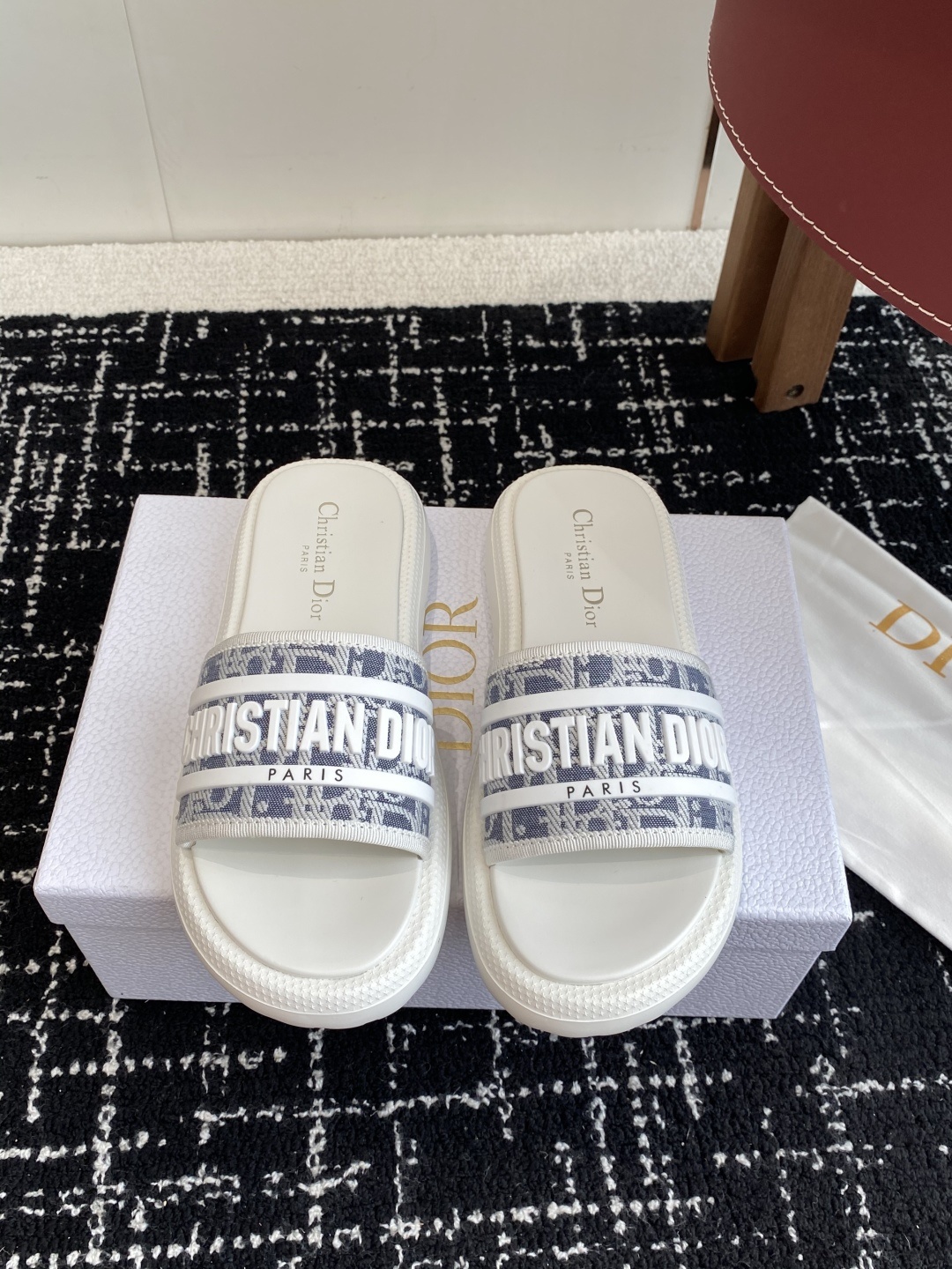 代购级
Dior 25ss 春夏最新款 超轻发泡大底 沙滩拖鞋
夏威夷沙滩运动拖鞋 Angelab
