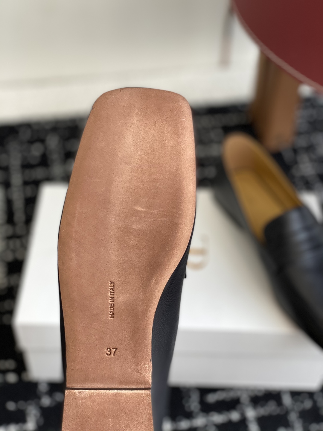 代购级
The Row 25ss 春夏新款 极简乐福鞋 深口单鞋

这款是row经典款的改良，脚感会舒适