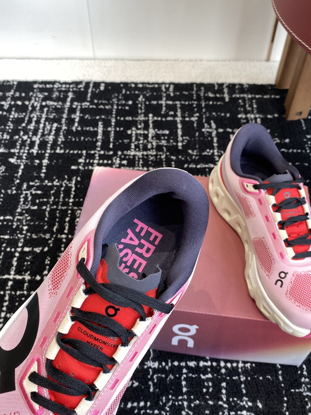 
纯原正品

On昂跑 Cloudmonster Hyper 舒适简约减震回弹 低帮训练跑步鞋 男女同款