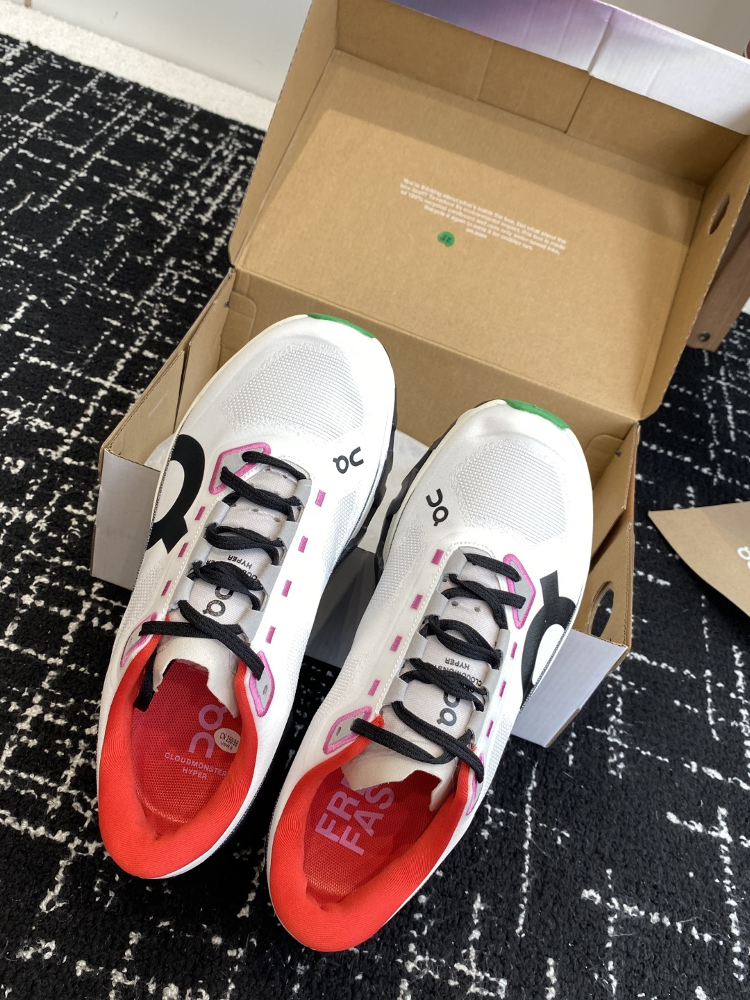 
纯原正品

On昂跑 Cloudmonster Hyper 舒适简约减震回弹 低帮训练跑步鞋 男女同款