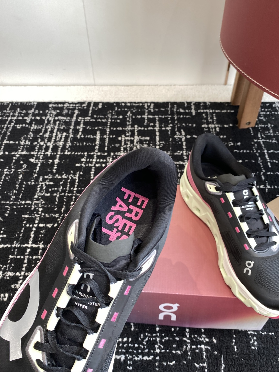 
纯原正品

On昂跑 Cloudmonster Hyper 舒适简约减震回弹 低帮训练跑步鞋 男女同款