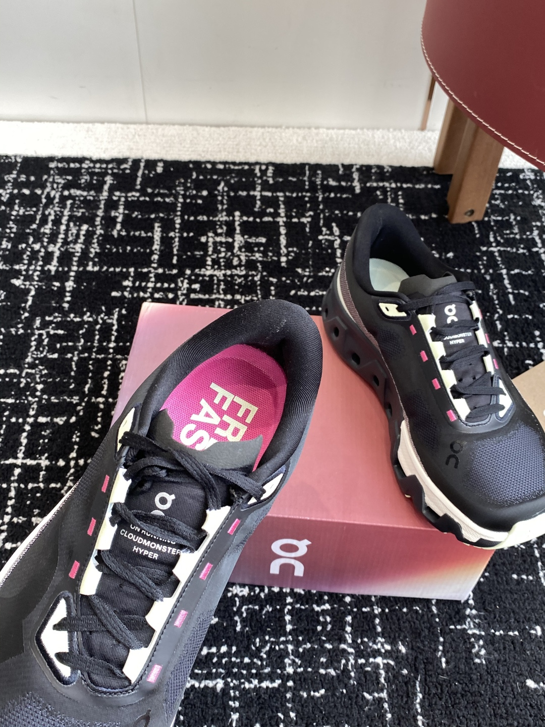 
纯原正品

On昂跑 Cloudmonster Hyper 舒适简约减震回弹 低帮训练跑步鞋 男女同款