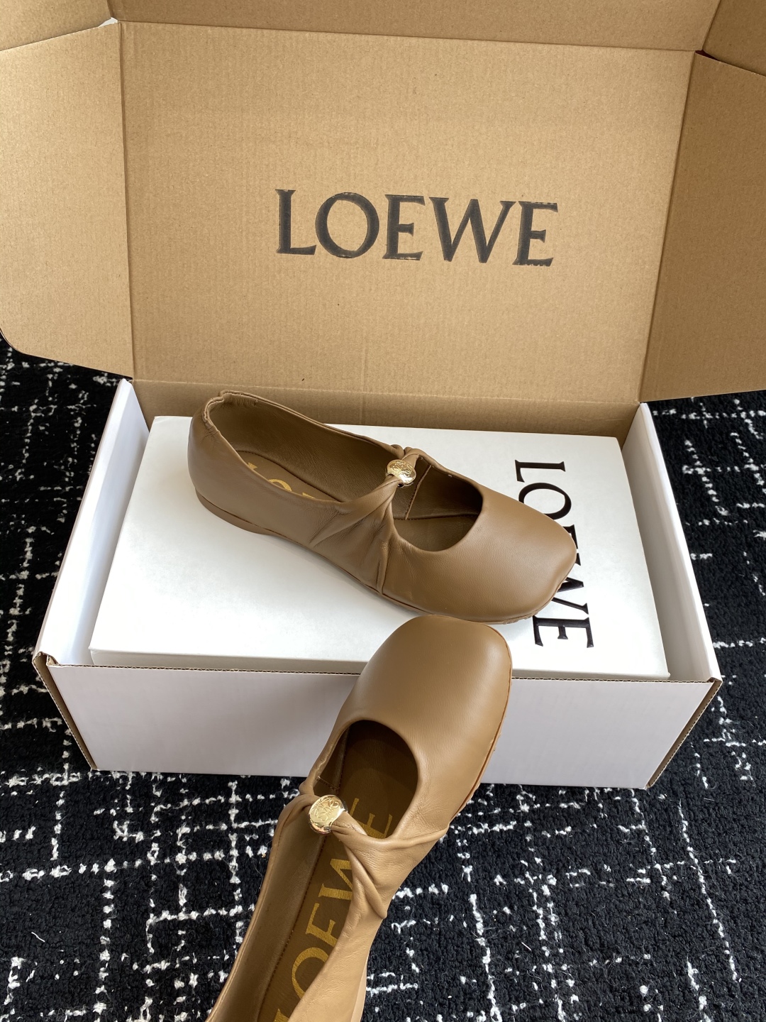 代购级（官网同步✈️盒包装）
LOEWE 25ss超软糯嘟嘟同款芭蕾舞鞋

这款Pebble Soft 
