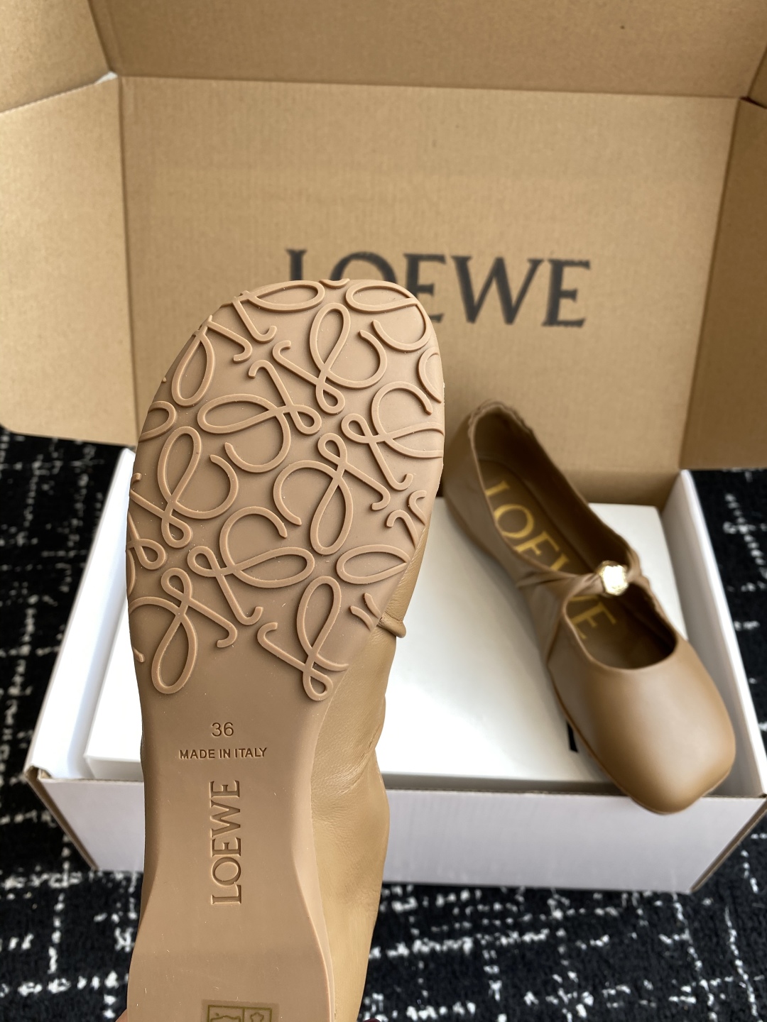 代购级（官网同步✈️盒包装）
LOEWE 25ss超软糯嘟嘟同款芭蕾舞鞋

这款Pebble Soft 