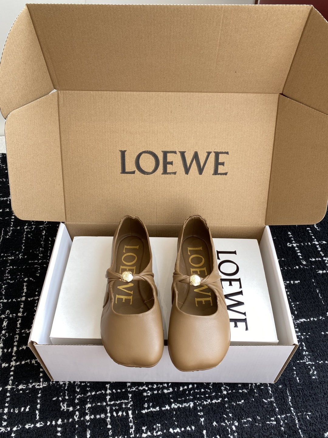 代购级（官网同步✈️盒包装）
LOEWE 25ss超软糯嘟嘟同款芭蕾舞鞋

这款Pebble Soft 