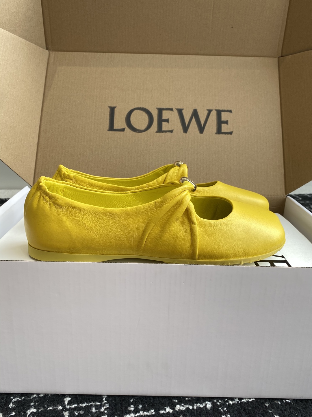 代购级（官网同步✈️盒包装）
LOEWE 25ss超软糯嘟嘟同款芭蕾舞鞋

这款Pebble Soft 