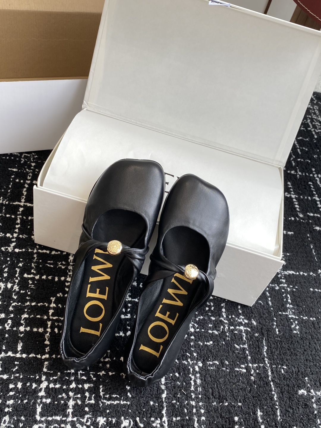 代购级(官网同步✈️盒包装)
LOEWE 25ss超软糯嘟嘟同款芭蕾舞鞋
这款Pebble Soft