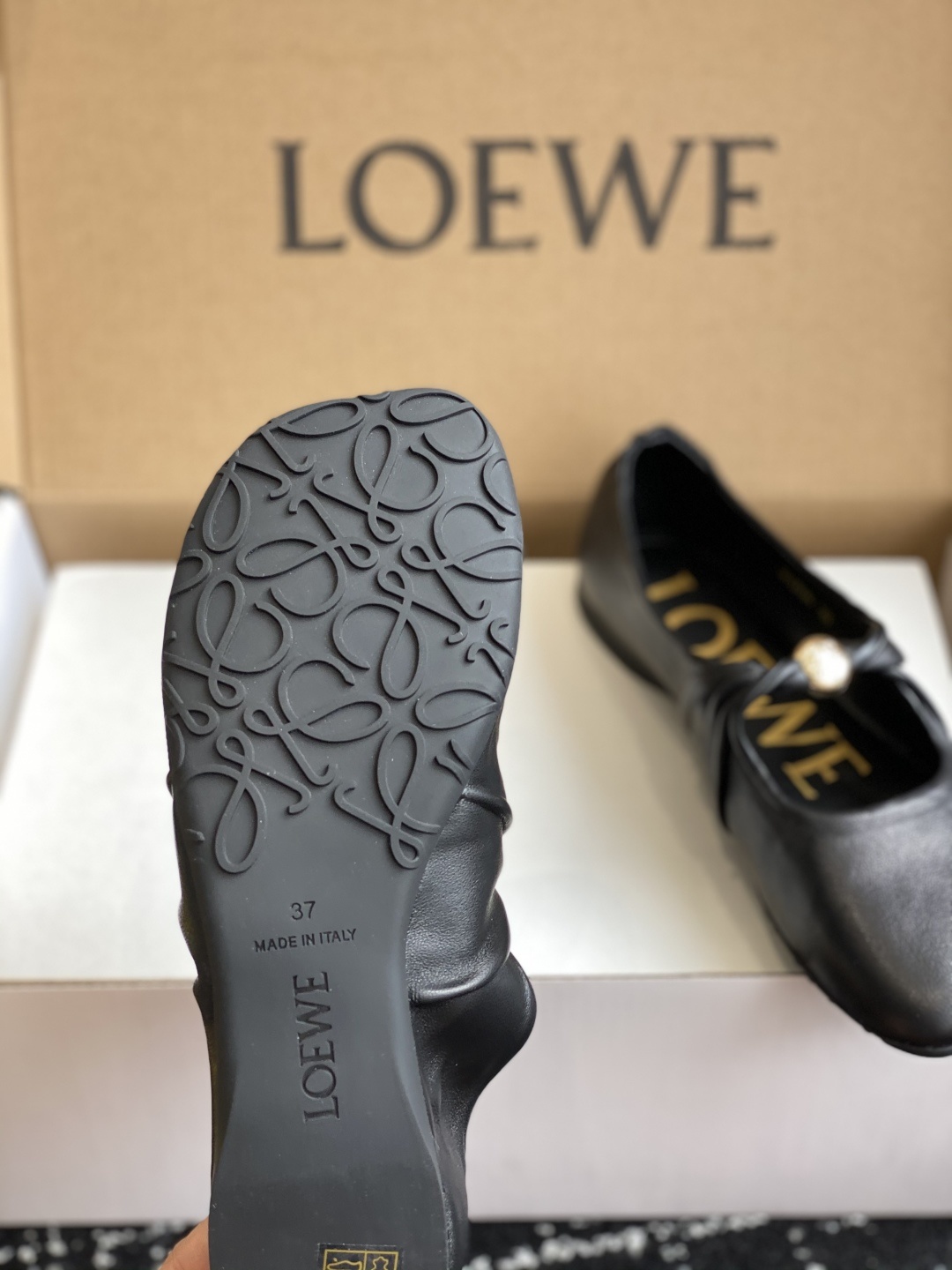 代购级(官网同步✈️盒包装)
LOEWE 25ss超软糯嘟嘟同款芭蕾舞鞋
这款Pebble Soft