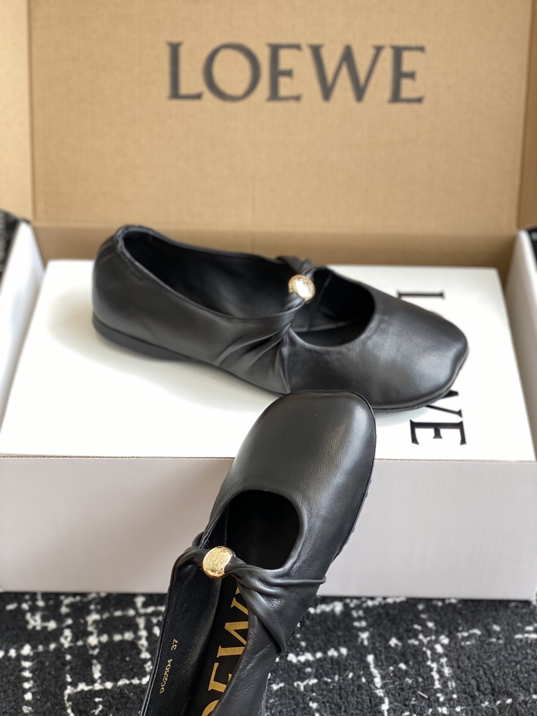 代购级(官网同步✈️盒包装)
LOEWE 25ss超软糯嘟嘟同款芭蕾舞鞋
这款Pebble Soft