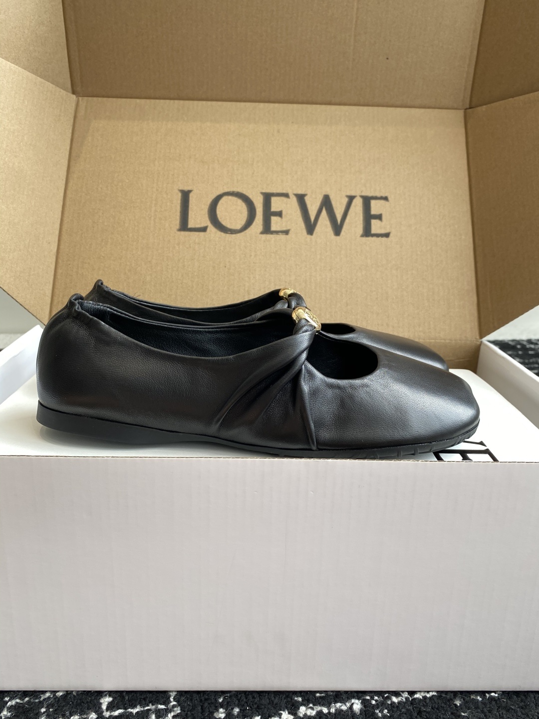 代购级(官网同步✈️盒包装)
LOEWE 25ss超软糯嘟嘟同款芭蕾舞鞋
这款Pebble Soft