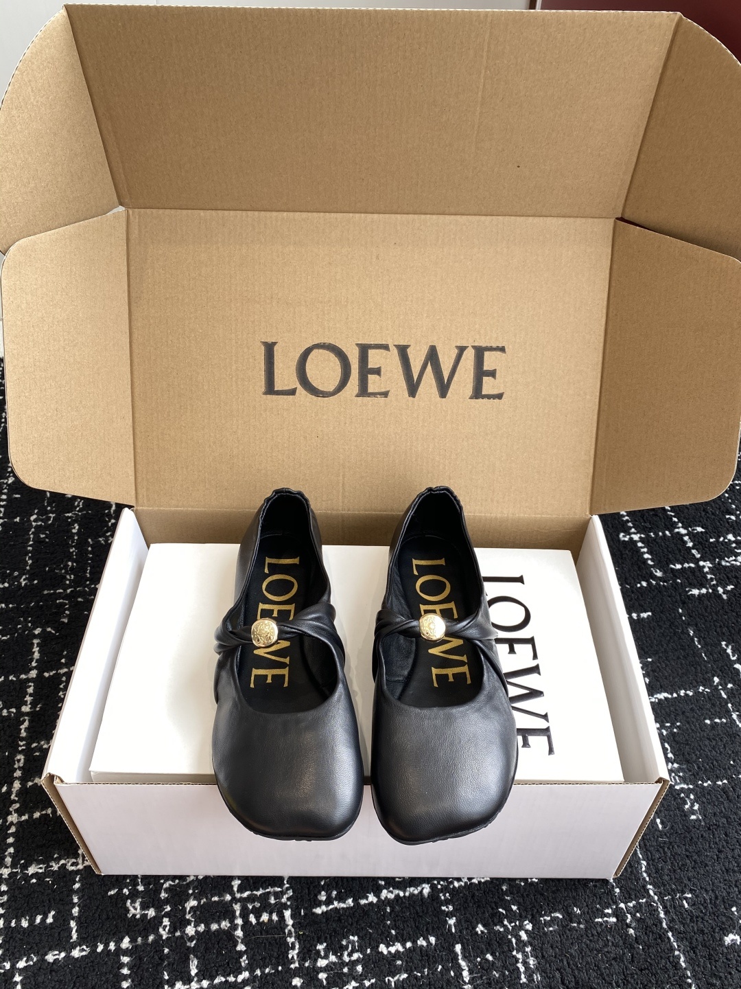 代购级(官网同步✈️盒包装)
LOEWE 25ss超软糯嘟嘟同款芭蕾舞鞋
这款Pebble Soft