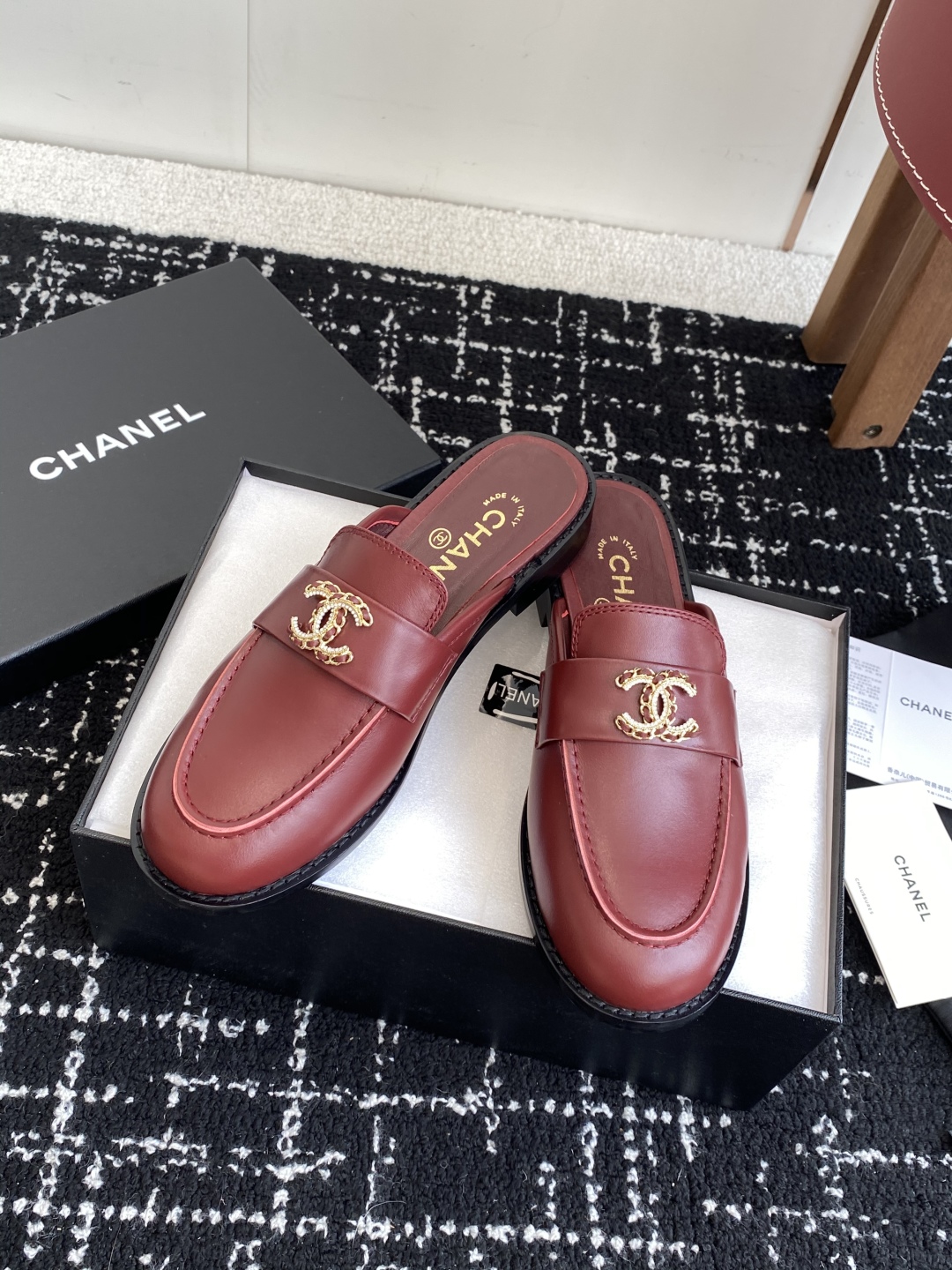 代购级
Chanel 25ss 小香 新款 小香钻扣  半拖 春夏香家必备爆款

女神系列，拥有香家特色
