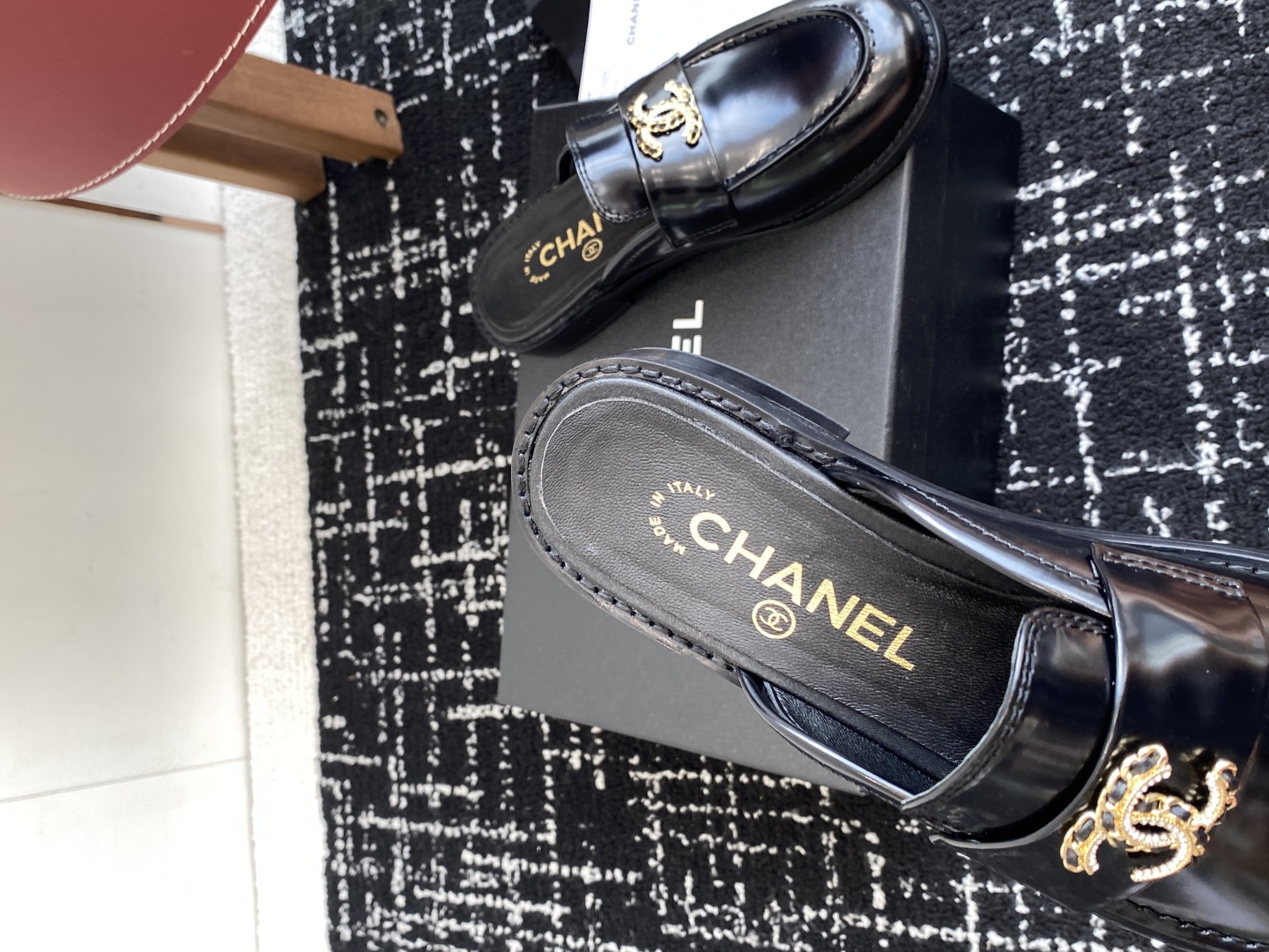 代购级
Chanel 25ss 小香 新款 小香钻扣  半拖 春夏香家必备爆款

女神系列，拥有香家特色