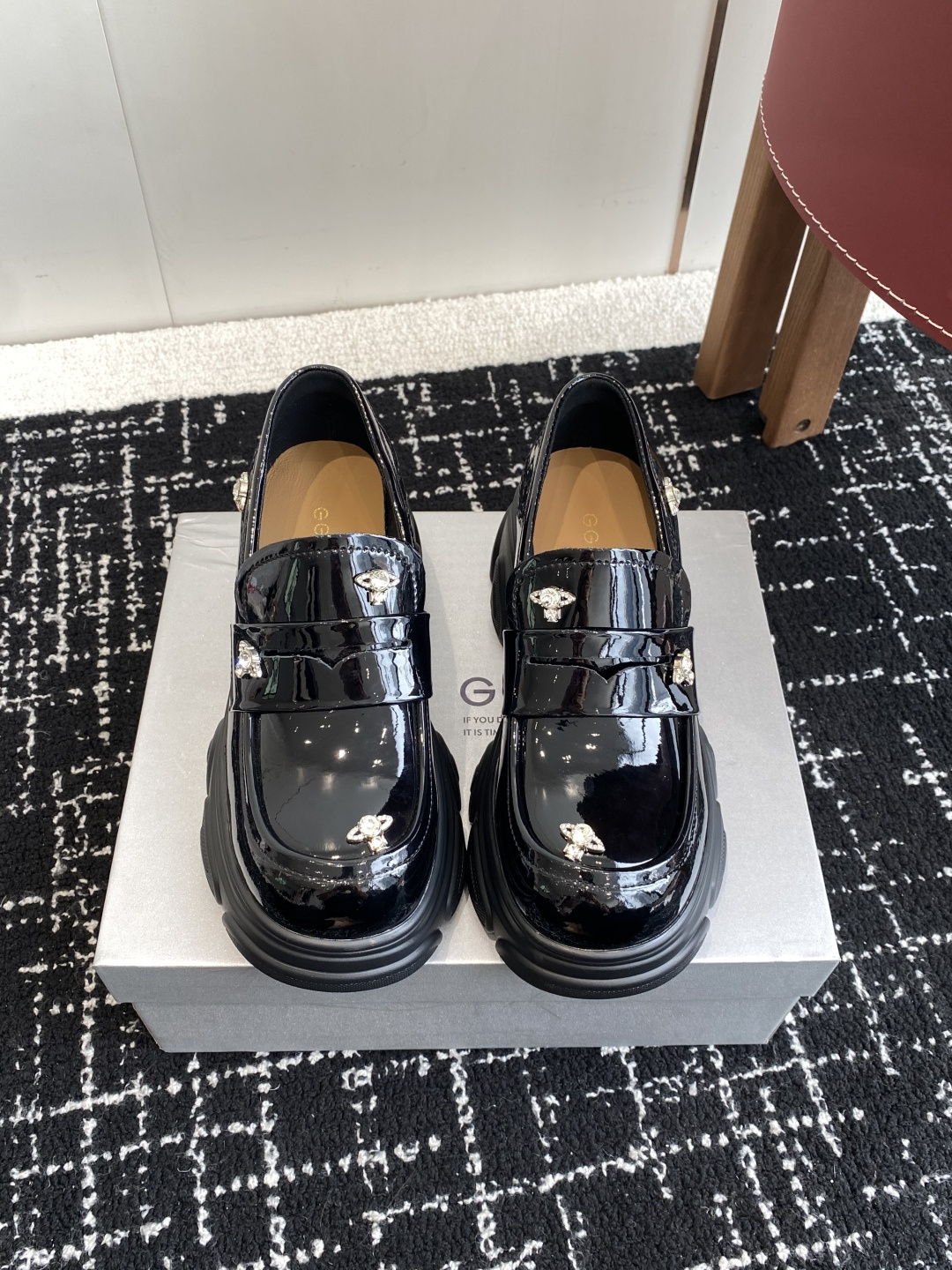 NO:692378,High quality products from Wanguan, produced by OEM!  !  [Same style as Ju Jingyi] GGCC galaxy island thick-soled height-increasing loafers... About the product Original sole + original surface + original last should be the only matching quality on the market. The new 2025 spring Qianjin loafers are still the same style as our little Ju Ju Jingyi!  Its design follows the pattern of Queen Mother Saturn’s sweet and cool attack!  !  Thick-soled shoe lovers, come on, my old fans will definitely get a pair!  I declare that GGCC is the gospel for little people!  Beauty Ju's outfits always give people a very fairy-like feeling. Her long legs are looming. Beauty is just one word. Thick-soled loafers with thick soles. Apart from showing long legs, who knows how good-looking the side curves are!  !  The upper is made of imported [cow patent leather imported from Italy], which is handsome and high-end. The luster is transparent and dazzling, and the appearance really hits the center!  It is different from the ordinary patent leather on the market. It is polished using a multi-layer polishing process of cowhide and then softened. The surface is extremely glossy. The luster and mirror effect of the leather surface are very strong. There are no dead spots in 360 degrees. You can see the texture it exudes from the inside out from any angle, showing high class and nobility!  At the same time, it feels very good, smooth and soft, more durable and tolerant, and durable without deformation!  !  The stars are inlaid with [large Swarovski rhinestones] in the middle + [small Swarovski rhinestones] inlaid around them. We use the highest level of Swarovsk!  Jingdiaan, everyone knows Swar!  The rhinestones are 'famous in the world' for their sparkling light and field cutting process. Each diamond is set by hand. Although it is small, it is extremely hard and will not fall out easily!  It has an excellent ability to refract light, and it can maintain its 'shine' no matter where and whenever it is. It is dazzling and dazzling. The dazzling brilliance of crystal diamonds will make your pure and graceful temperament even more icing on the cake!  !  !  ——Material information—— Upper imported cow patent leather, lining sheepskin, foot pad sheepskin, outsole EVa secondary foam outsole, heel height 7.5cm, Size 35-39, casual shoes/sports shoes, stuart weitzman, loafers, sneakers, cowhide, sheepskin19860909莞产高货 代工厂出品！！【鞠婧祎同款】GGCC星系岛屿厚底增高乐福鞋... 关于货原底+原面+原楦目前应该是市面唯一对版的品质. 2025春季新款千金乐福鞋,还是我们小鞠鞠婧祎同款哦！它的设计沿用西太后土星 甜酷出击！！厚底鞋爱好者,快来,信我的老粉肯定要来一双啊！我宣布GGCC就是小个子的福音！ 鞠美女的穿搭总是给人一种很仙气的感觉若隐若现的大长腿,美就一个字,种草厚底乐福鞋,除了显腿长谁懂它的侧面曲线敲好看！！ 鞋面采用进口【意大利进口牛漆皮】帅气又高级,光泽通透耀眼,颜值真的狠狠戳中心巴！不不同于市面上的普通漆皮,它采用牛皮抛光多层工艺打磨而成,再经过软化处理,表面极具光泽感,皮面的光泽、镜面效果非常强烈,360度无死角,任何一个角度都能看到它由内而外散发出的质感,彰显出高级与高贵！同时它的手感非常好,顺滑柔软,更有耐操耐用的包容性,经久耐用不变形！！ 星星中间镶嵌【大颗施华洛水钻】＋周围镶嵌【施华洛小水钻】我们采用的是最高级别的Swarovsk！晶钻,都知道Swar！的水钻以闪耀光芒+场割工艺“闻名于世”,每一颗钻纯手工镶嵌,虽然小,却硬度极强,轻易不会掉钻！对光线有极好的折射能力,无论何时何地它都能保持“闪耀光芒”,炫彩耀人、熠熠生辉,晶钻的炫目华彩令你纯美娴淑的气质更加锦上添花！！！ ——材质信息—— 鞋面进口牛漆皮材质 内里羊皮 垫脚羊皮 大底EVa二次发泡大底 跟高7.5cm Size35-39,休闲鞋/运动鞋,stuart weitzman,loafers,sneakers,cowhide,sheepskin,Women's Shoes