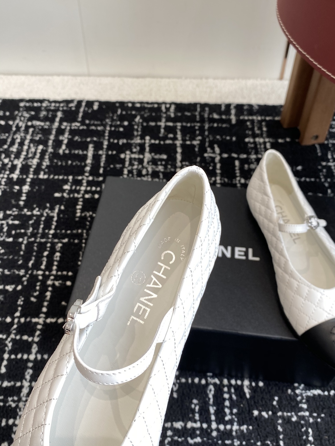 代购级
Chanel 25ss 春夏系列 玛丽珍 芭蕾舞鞋

非常火的大双C设计手工车线非常耗时耗力
独