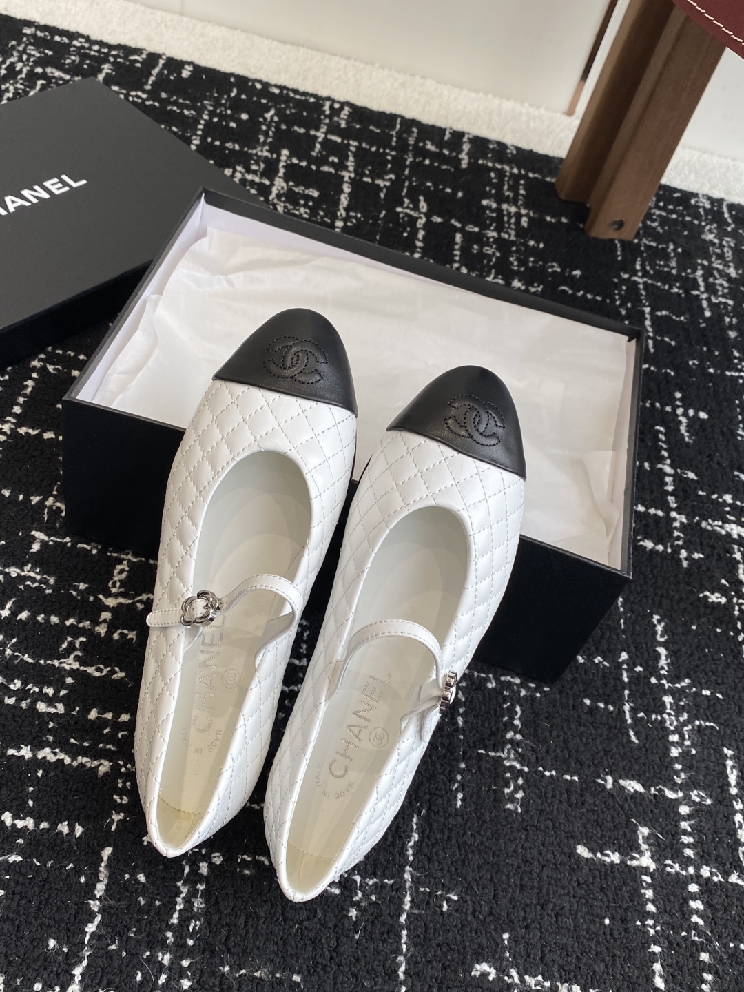 代购级
Chanel 25ss 春夏系列 玛丽珍 芭蕾舞鞋

非常火的大双C设计手工车线非常耗时耗力
独