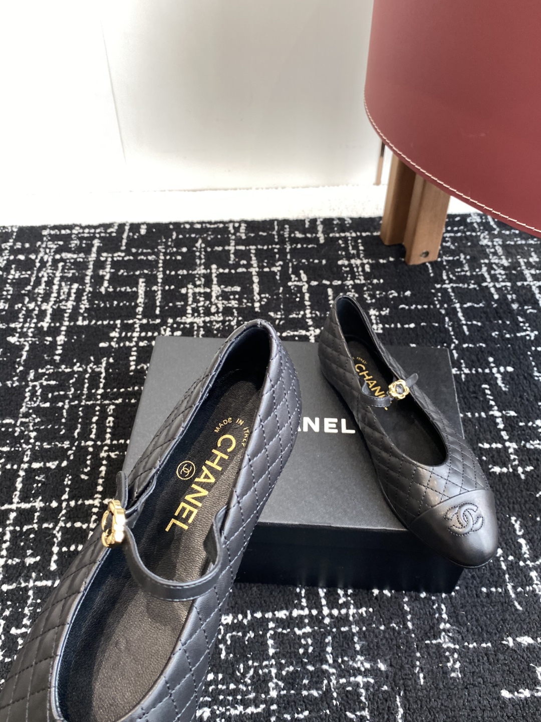 代购级
Chanel 25ss 春夏系列 玛丽珍 芭蕾舞鞋

非常火的大双C设计手工车线非常耗时耗力
独