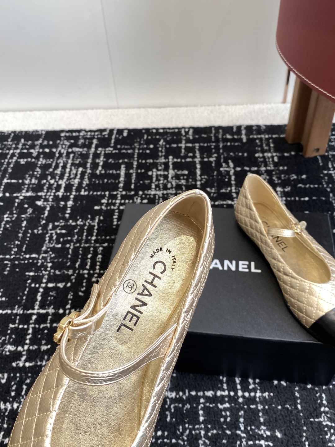 代购级
Chanel 25ss 春夏系列 玛丽珍 芭蕾舞鞋

非常火的大双C设计手工车线非常耗时耗力
独