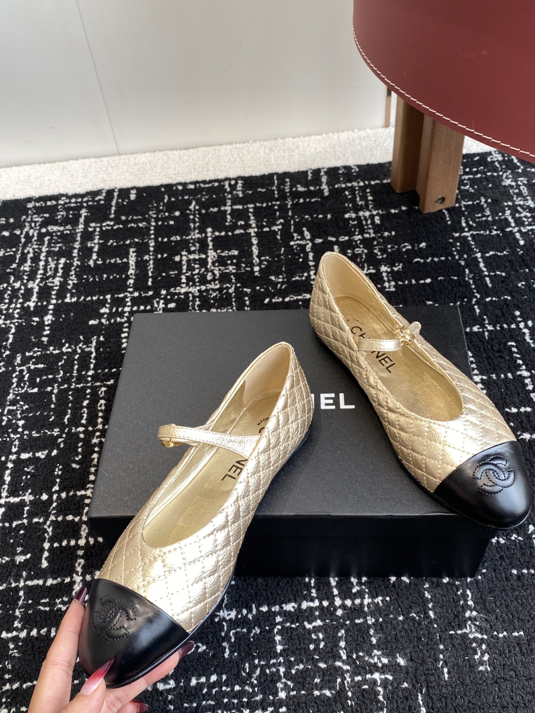代购级
Chanel 25ss 春夏系列 玛丽珍 芭蕾舞鞋

非常火的大双C设计手工车线非常耗时耗力
独
