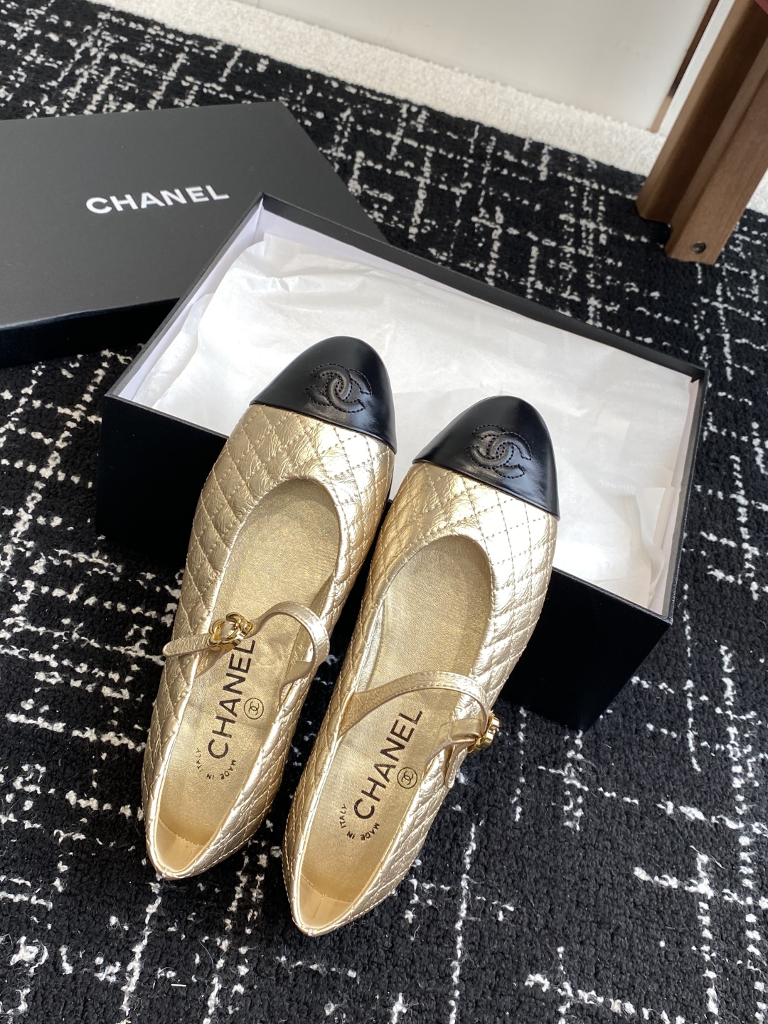 代购级
Chanel 25ss 春夏系列 玛丽珍 芭蕾舞鞋

非常火的大双C设计手工车线非常耗时耗力
独