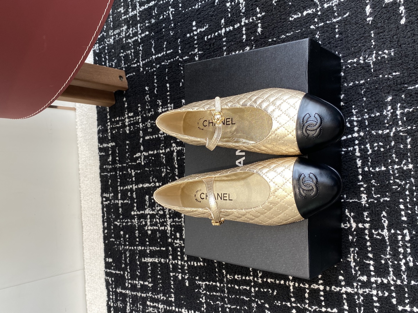 代购级
Chanel 25ss 春夏系列 玛丽珍 芭蕾舞鞋

非常火的大双C设计手工车线非常耗时耗力
独