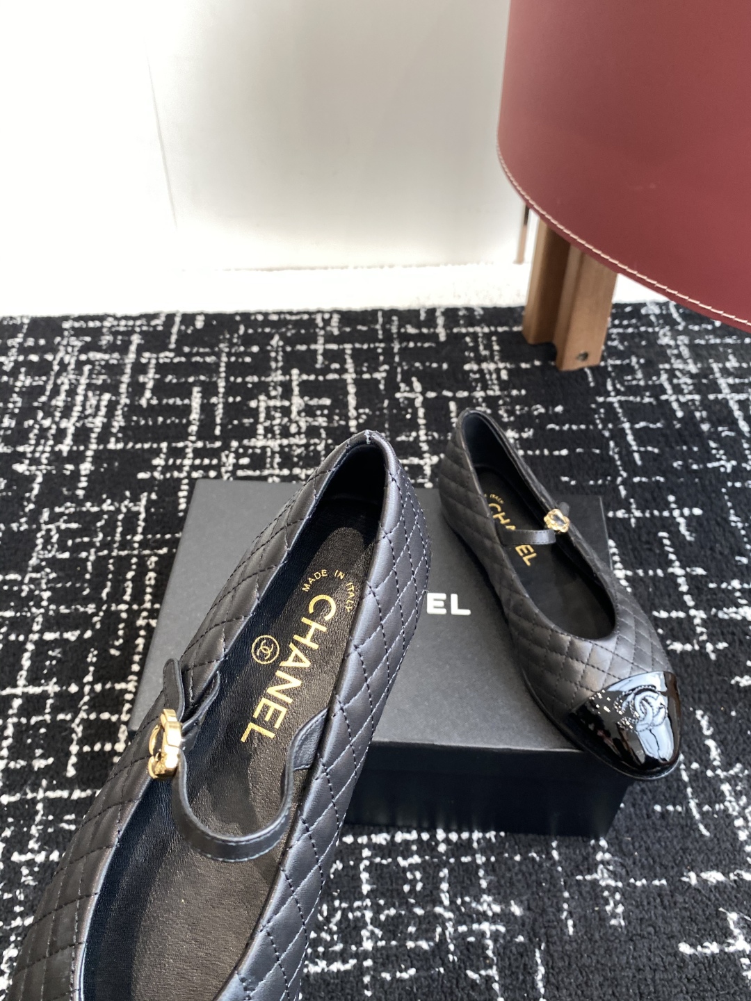代购级
Chanel 25ss 春夏系列 玛丽珍 芭蕾舞鞋

非常火的大双C设计手工车线非常耗时耗力
独