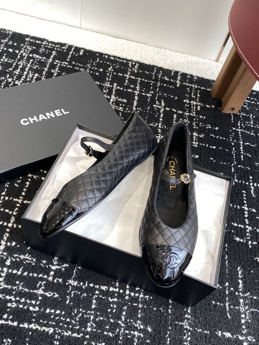 代购级
Chanel 25ss 春夏系列 玛丽珍 芭蕾舞鞋

非常火的大双C设计手工车线非常耗时耗力
独