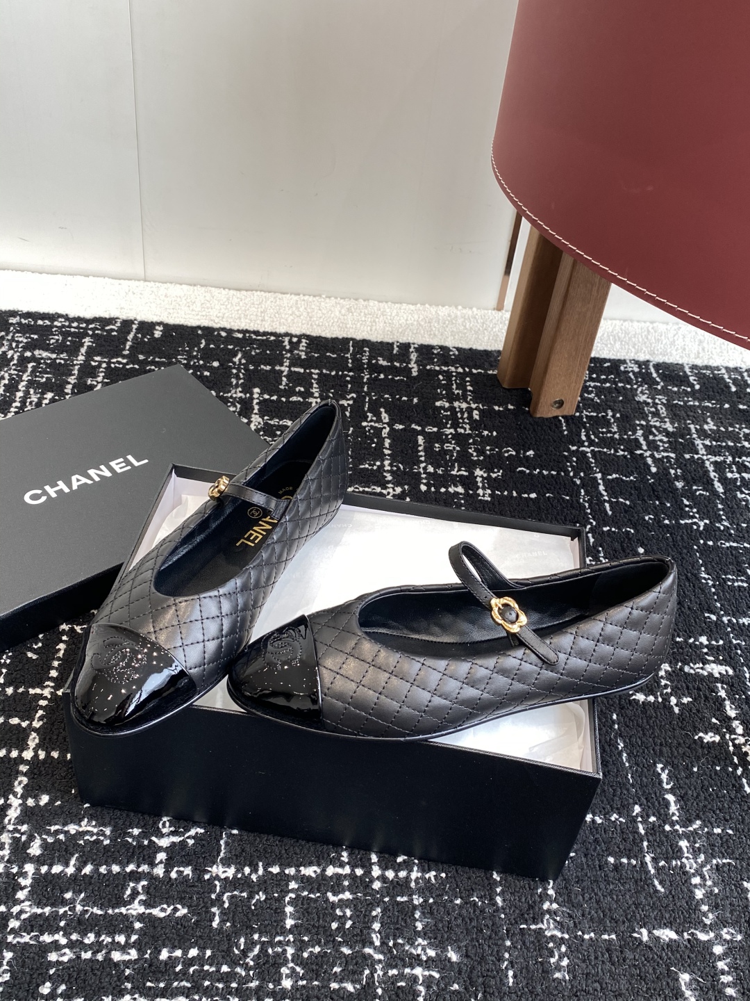 代购级
Chanel 25ss 春夏系列 玛丽珍 芭蕾舞鞋

非常火的大双C设计手工车线非常耗时耗力
独
