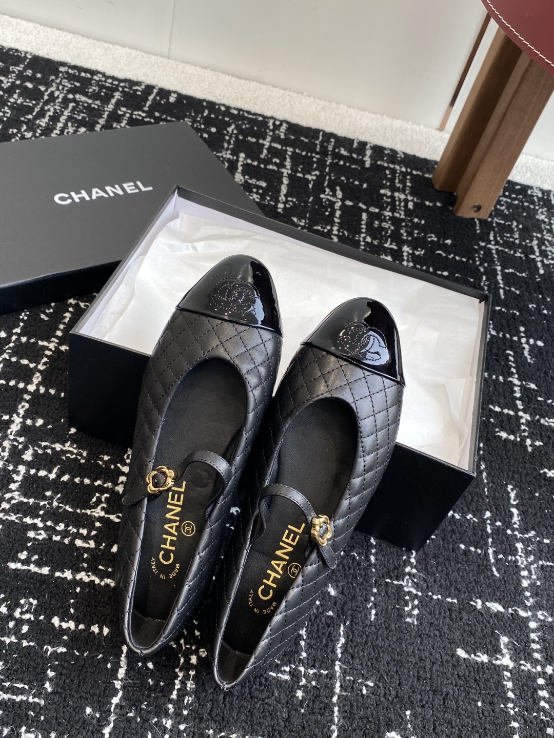 代购级
Chanel 25ss 春夏系列 玛丽珍 芭蕾舞鞋

非常火的大双C设计手工车线非常耗时耗力
独