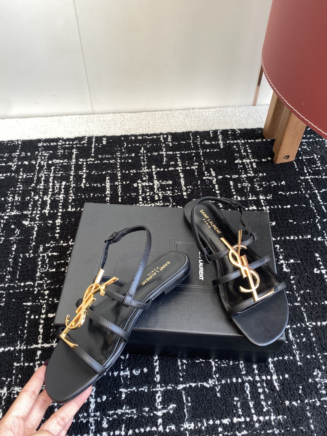 代购级
Saint Laurent圣罗兰家YSL经典秀款凉鞋

超级超级无敌火爆的一个款这款我们家每个版