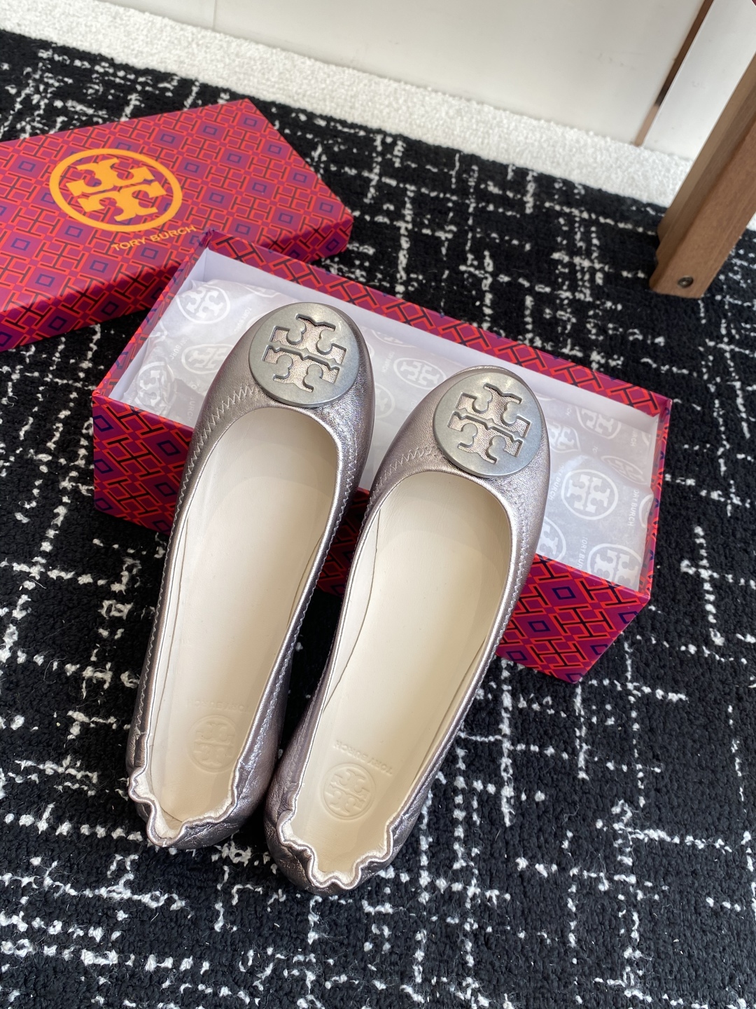 代购级
Tory Burch 经典多色圆扣平跟款到货！女人鞋柜里必备的一款！

专柜同步，配色很好看。
