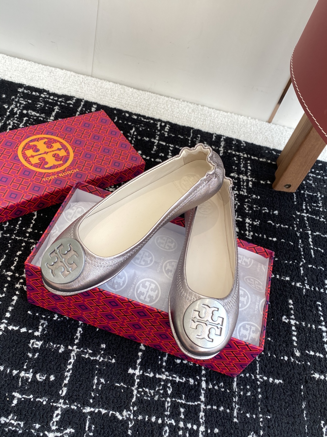 代购级
Tory Burch 经典多色圆扣平跟款到货！女人鞋柜里必备的一款！

专柜同步，配色很好看。
