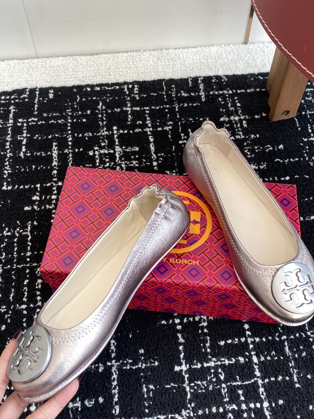 代购级
Tory Burch 经典多色圆扣平跟款到货！女人鞋柜里必备的一款！

专柜同步，配色很好看。
