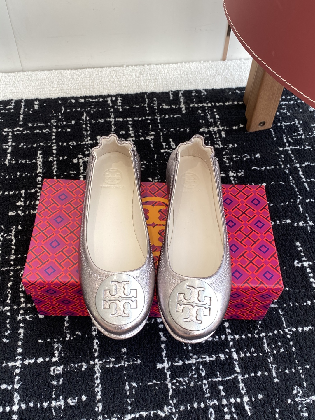代购级
Tory Burch 经典多色圆扣平跟款到货！女人鞋柜里必备的一款！

专柜同步，配色很好看。
