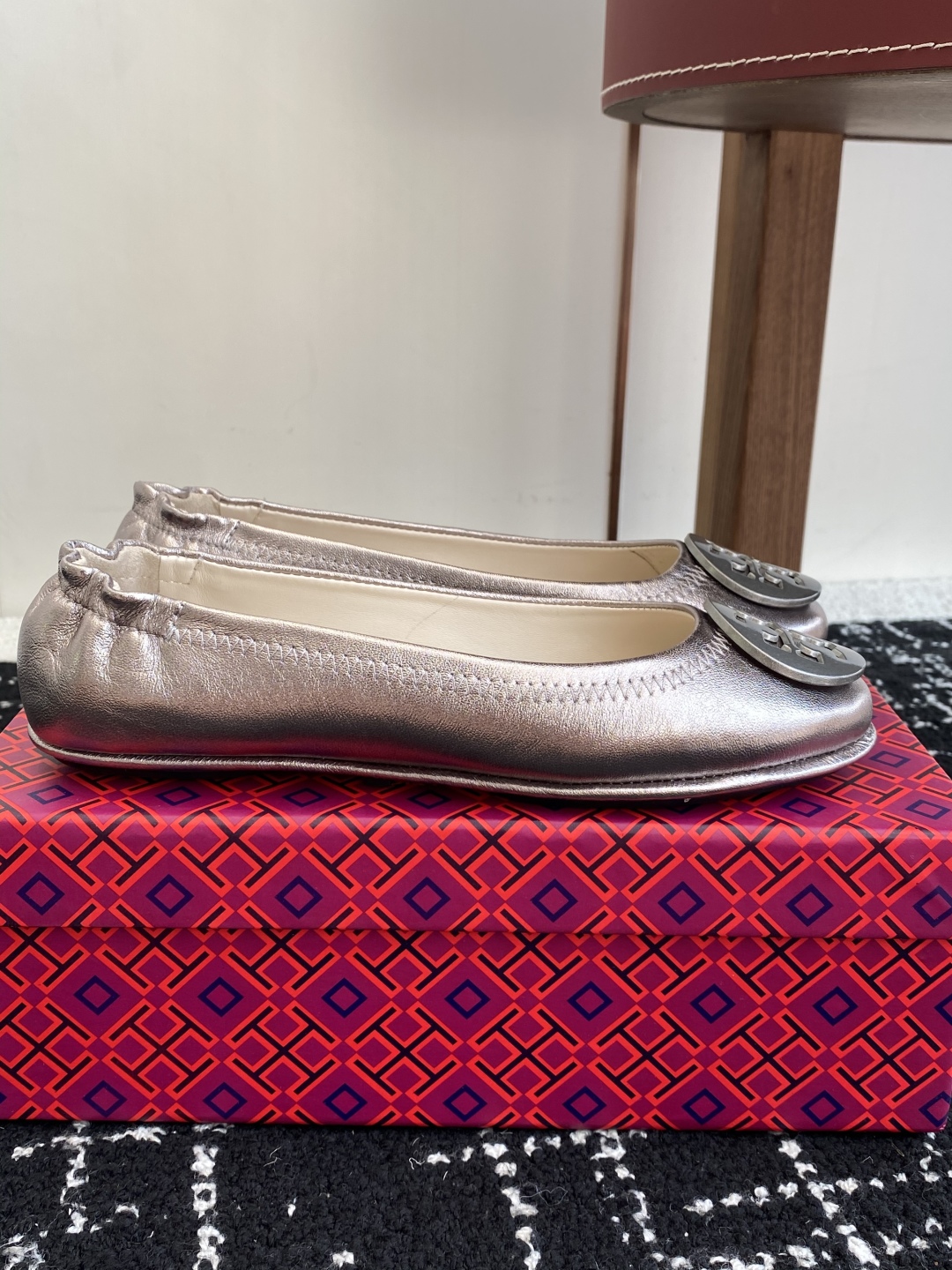 代购级
Tory Burch 经典多色圆扣平跟款到货！女人鞋柜里必备的一款！

专柜同步，配色很好看。
