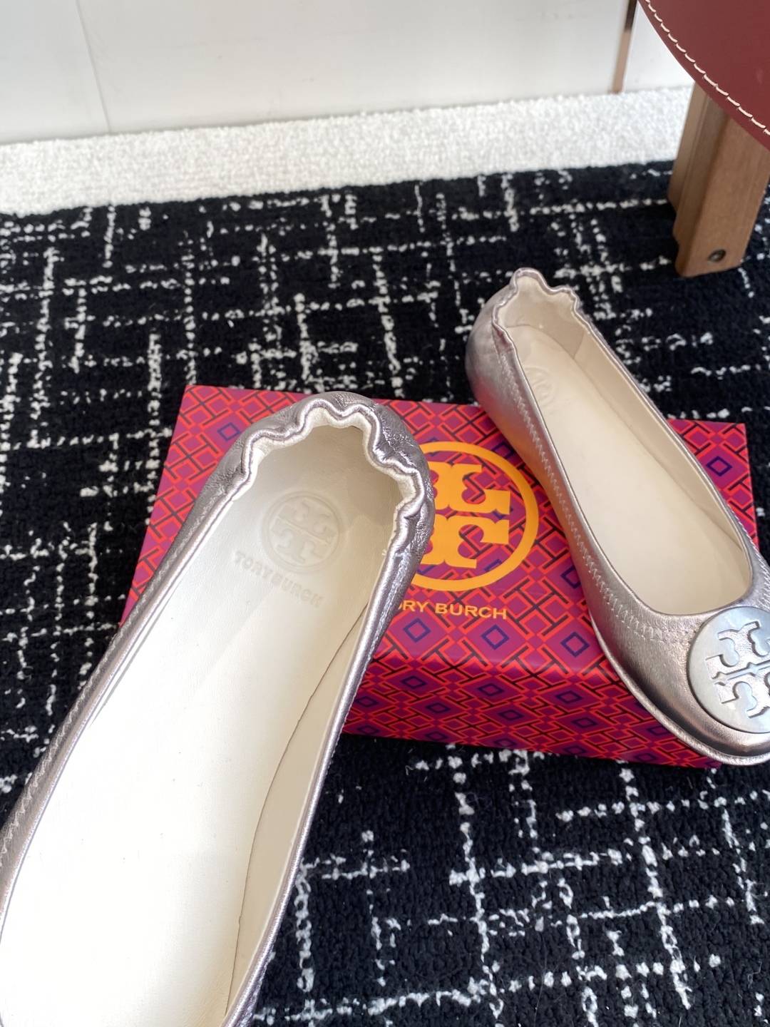 代购级
Tory Burch 经典多色圆扣平跟款到货！女人鞋柜里必备的一款！

专柜同步，配色很好看。
