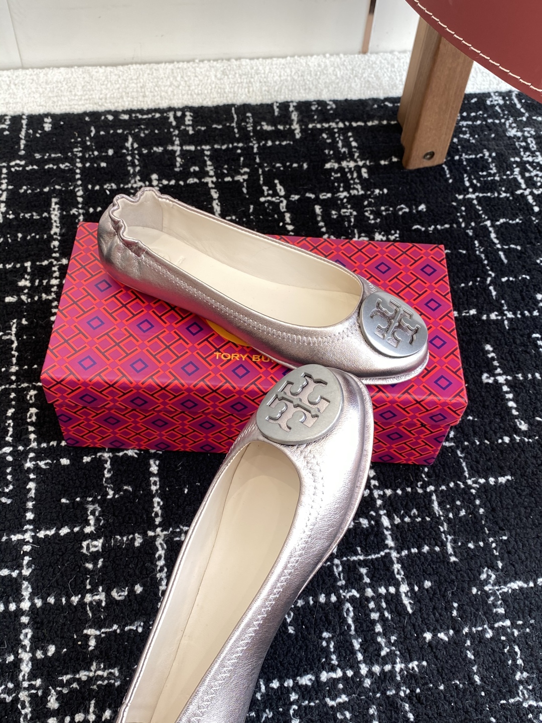 代购级
Tory Burch 经典多色圆扣平跟款到货！女人鞋柜里必备的一款！

专柜同步，配色很好看。
