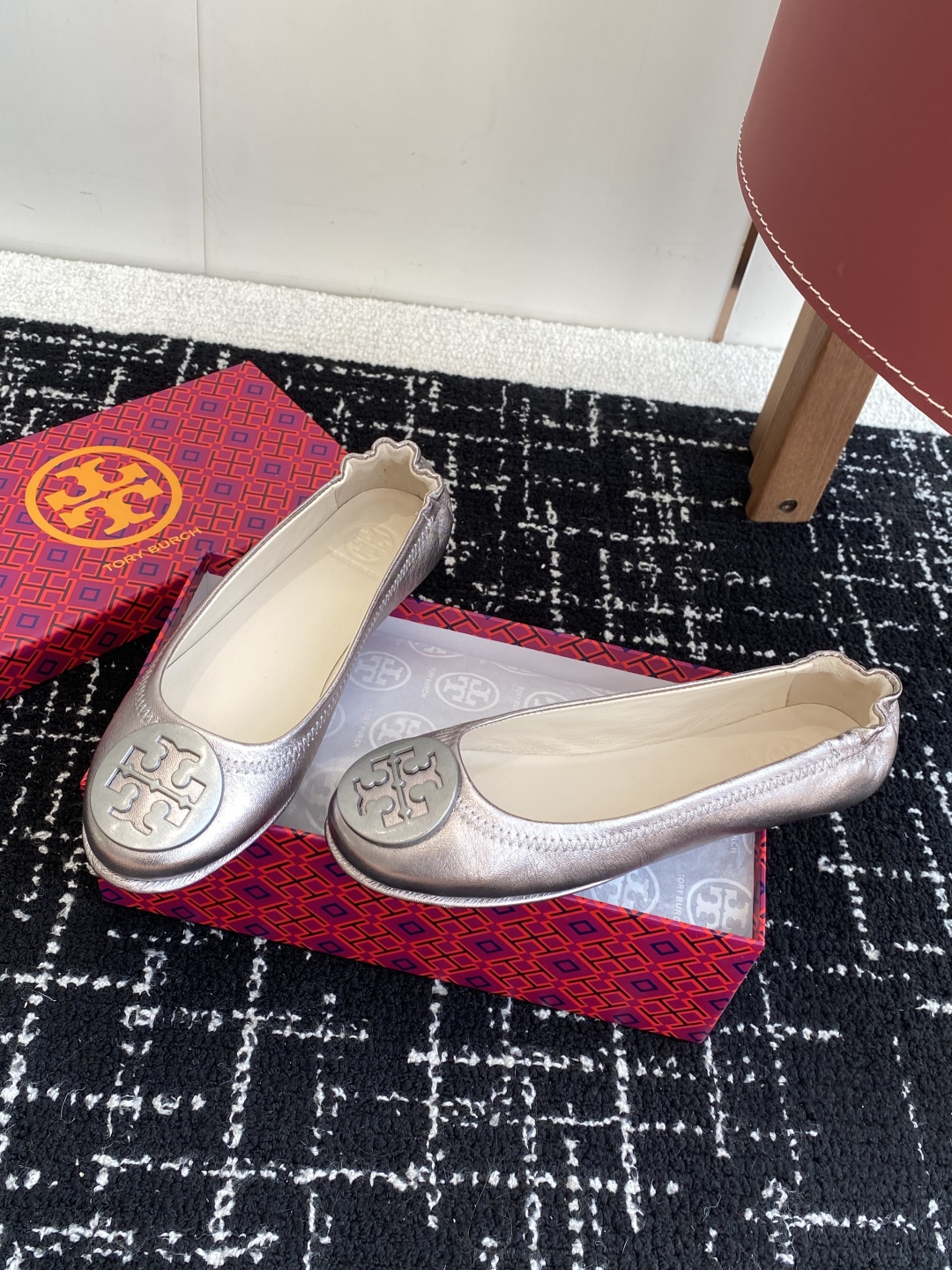 代购级
Tory Burch 经典多色圆扣平跟款到货！女人鞋柜里必备的一款！

专柜同步，配色很好看。
