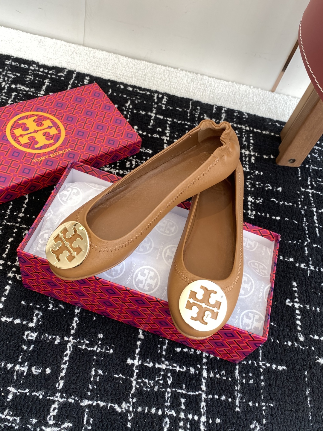 代购级
Tory Burch 经典多色圆扣平跟款到货！女人鞋柜里必备的一款！

专柜同步，配色很好看。
