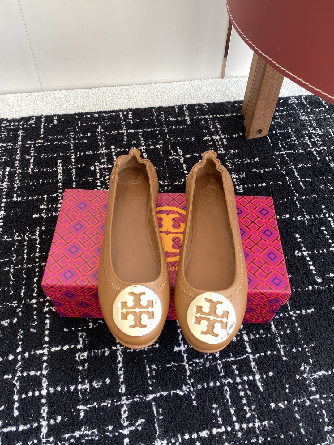 代购级
Tory Burch 经典多色圆扣平跟款到货！女人鞋柜里必备的一款！

专柜同步，配色很好看。
