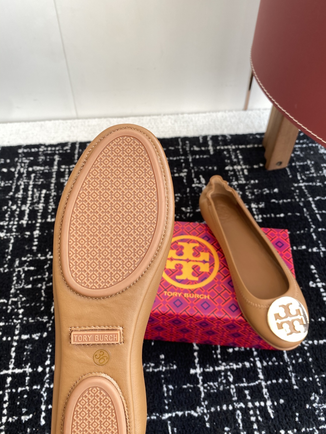 代购级
Tory Burch 经典多色圆扣平跟款到货！女人鞋柜里必备的一款！

专柜同步，配色很好看。
